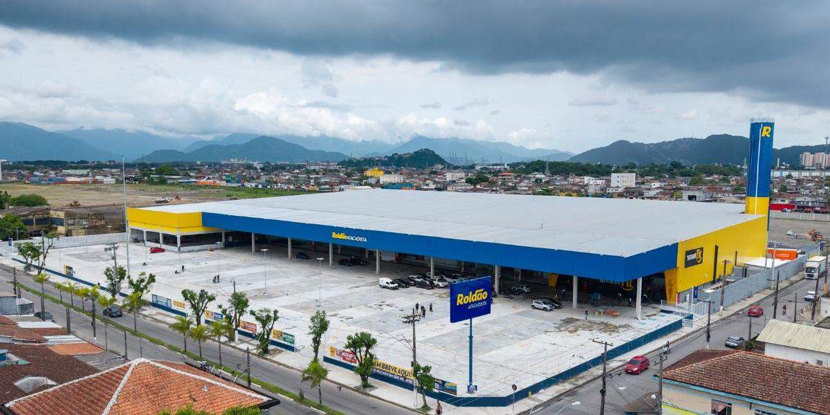 O maior supermercado do Brasil do Roldão Atacadista fica na Avenida Salgado Filho, 280, no bairro Jóquei Clube, em São Vicente