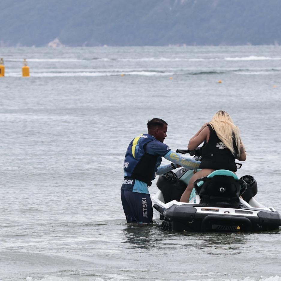 Na Praia da Enseada, em Guarujá, está o primeiro serviço do tipo no Brasil; os passeios são feitos em área específica e contam com instrutores