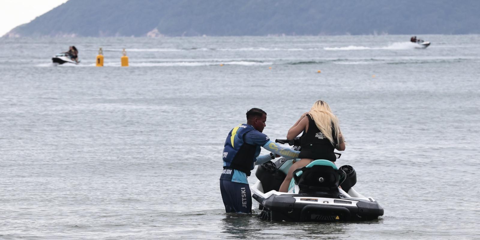 Na Praia da Enseada, em Guarujá, está o primeiro serviço do tipo no Brasil; os passeios são feitos em área específica e contam com instrutores