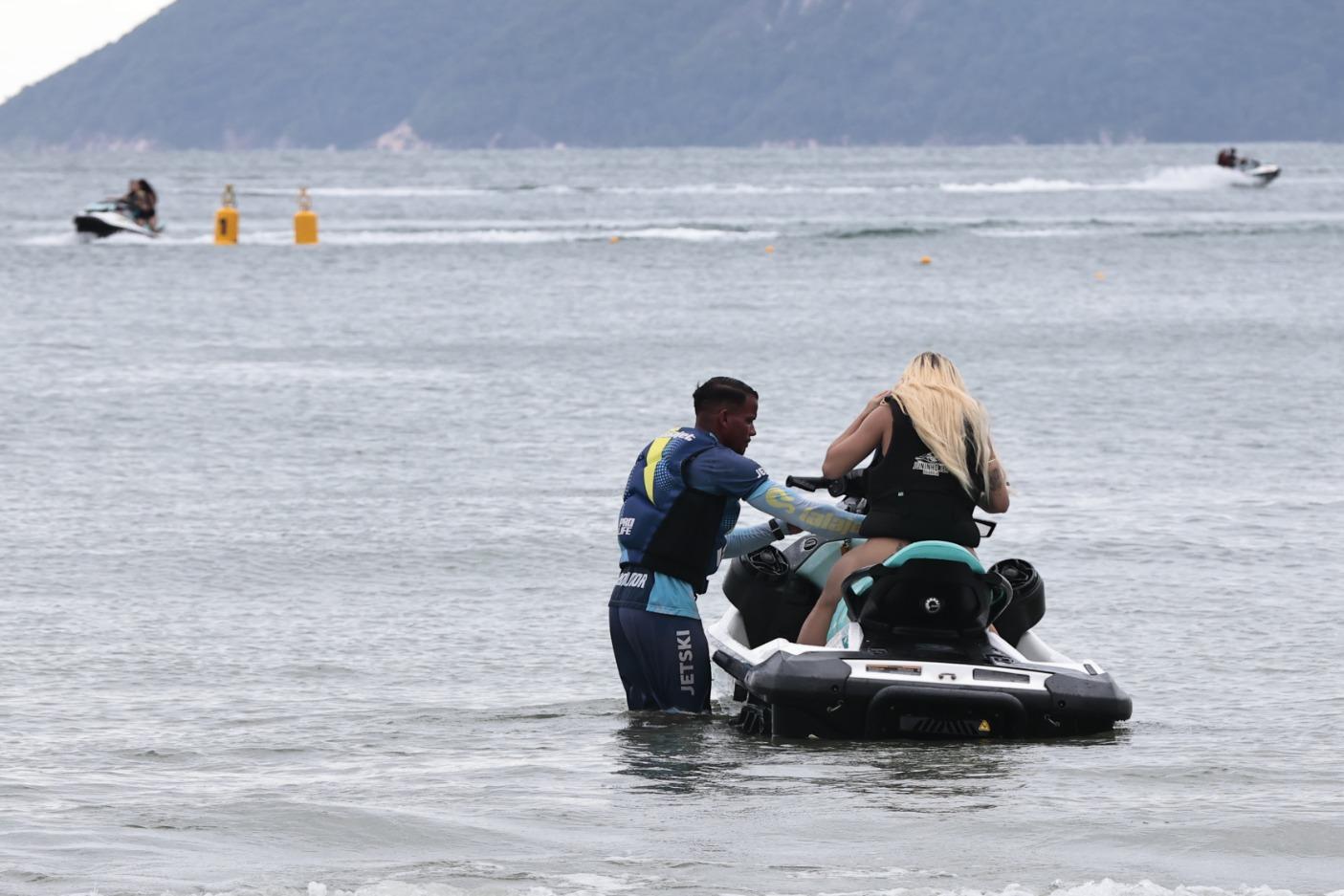 Na Praia da Enseada, em Guarujá, está o primeiro serviço do tipo no Brasil; os passeios são feitos em área específica e contam com instrutores