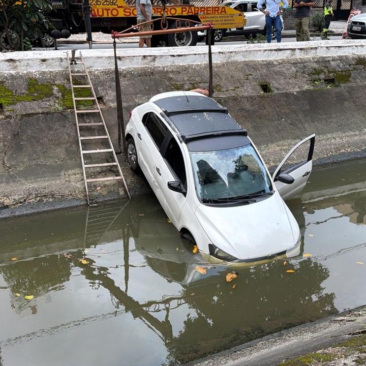 O motorista manobrava o veículo em marcha à ré ao sair de um estabelecimento comercial quando perdeu o controle da direção