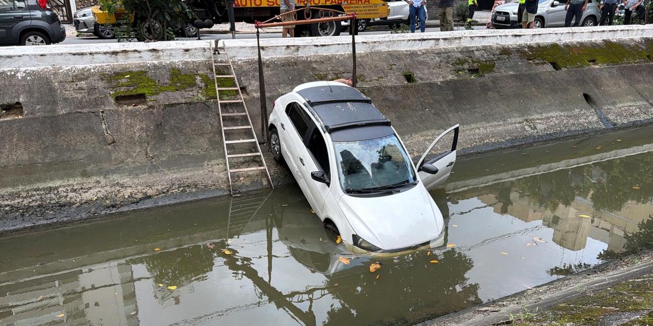 O motorista manobrava o veículo em marcha à ré ao sair de um estabelecimento comercial quando perdeu o controle da direção