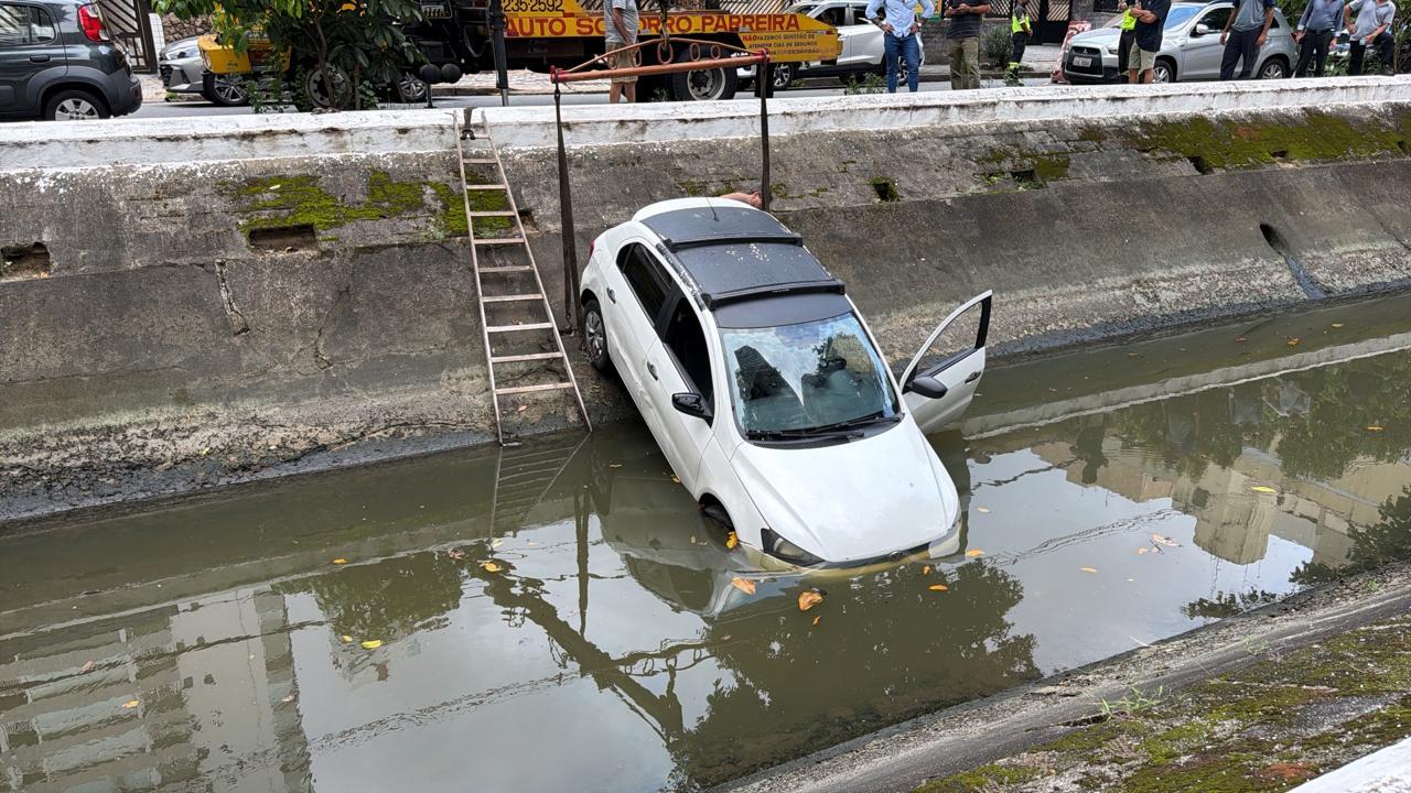 O motorista manobrava o veículo em marcha à ré ao sair de um estabelecimento comercial quando perdeu o controle da direção