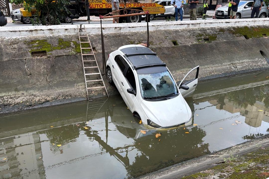 O motorista manobrava o veículo em marcha à ré ao sair de um estabelecimento comercial quando perdeu o controle da direção
