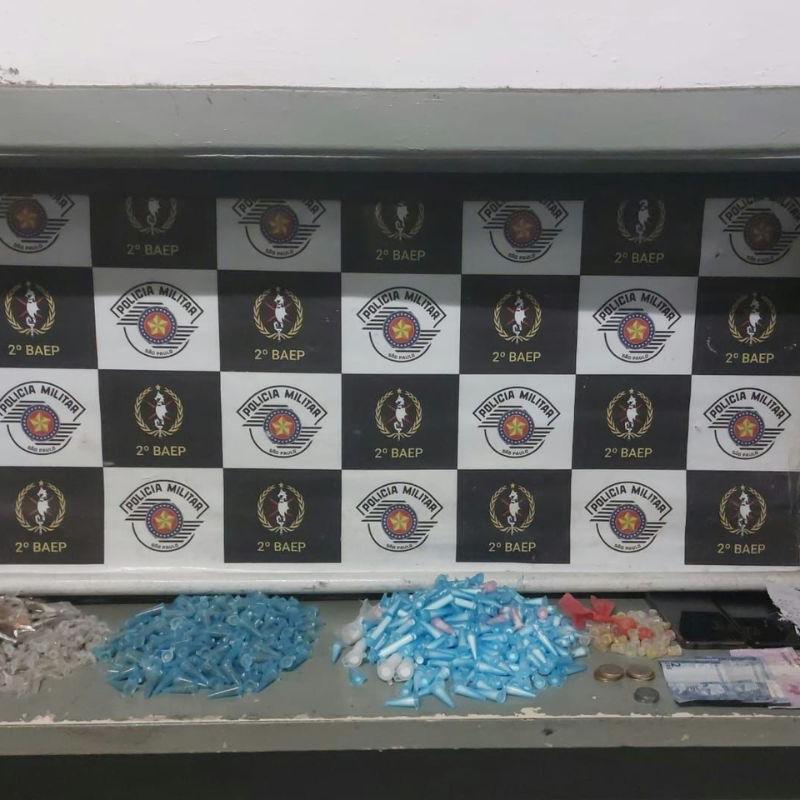 Várias porções de drogas foram encontradas com o membro da facção