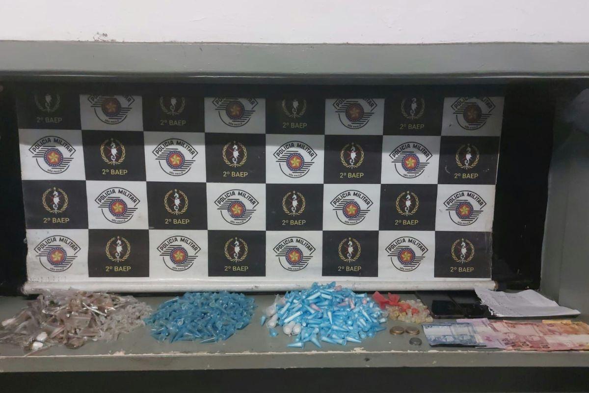 Várias porções de drogas foram encontradas com o membro da facção