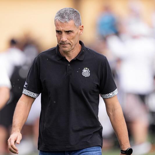 O futuro de Vojvoda na Vila Belmiro passa por uma vitória sobre o Vasco, nesta quinta (26)