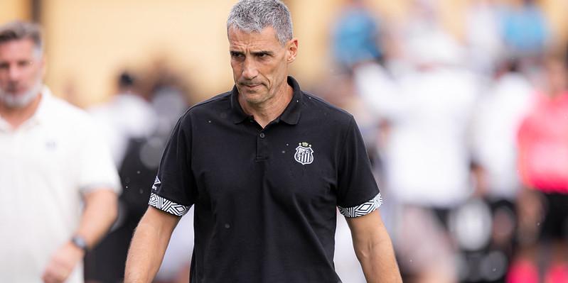 O futuro de Vojvoda na Vila Belmiro passa por uma vitória sobre o Vasco, nesta quinta (26)