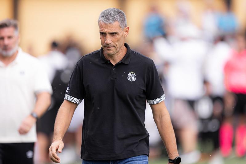 O futuro de Vojvoda na Vila Belmiro passa por uma vitória sobre o Vasco, nesta quinta (26)