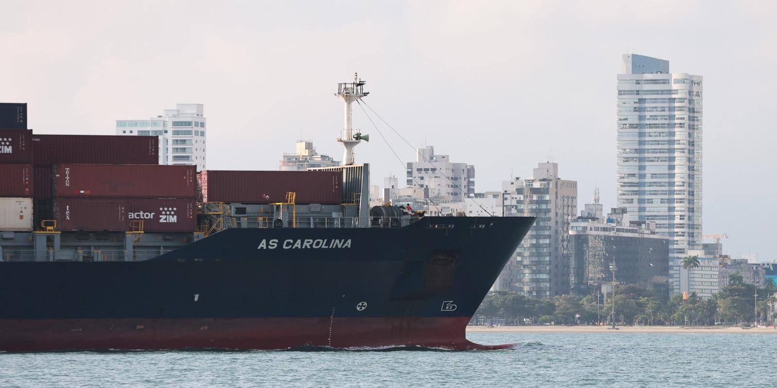 Maritime transport, like inland waterway transport, is less polluting than trucks and can further evolve with fuel switching