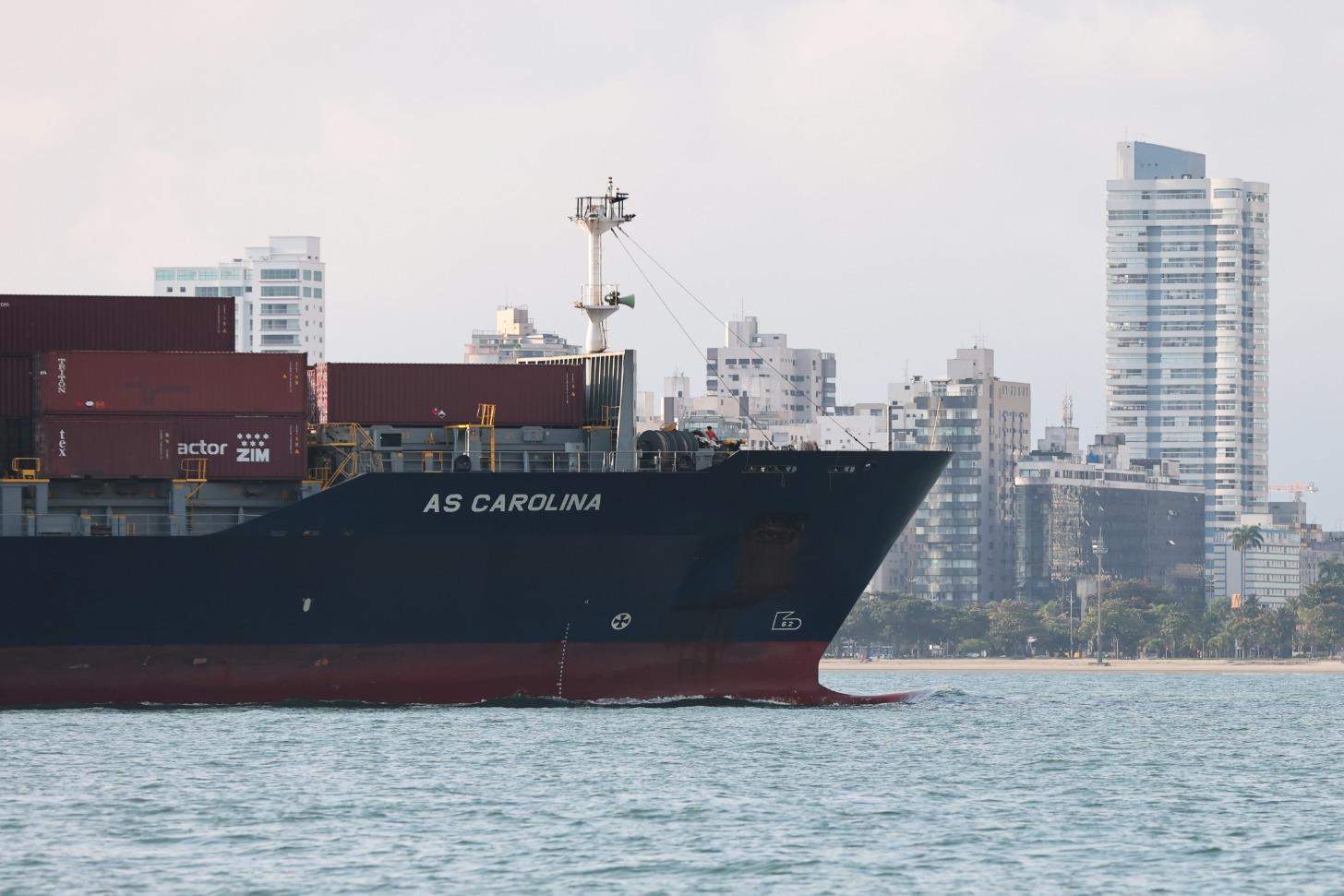 Maritime transport, like inland waterway transport, is less polluting than trucks and can further evolve with fuel switching