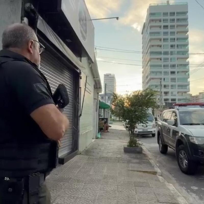 Policiais cumpriram mandado no bairro Canto do Forte