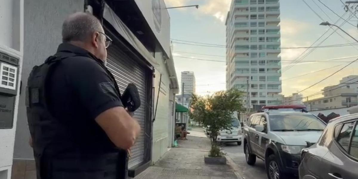 Policiais cumpriram mandado no bairro Canto do Forte