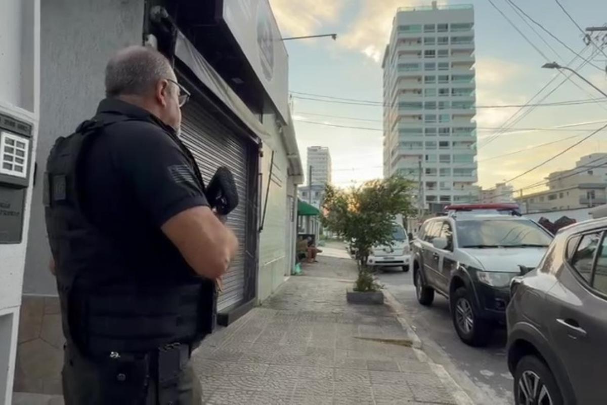 Policiais cumpriram mandado no bairro Canto do Forte