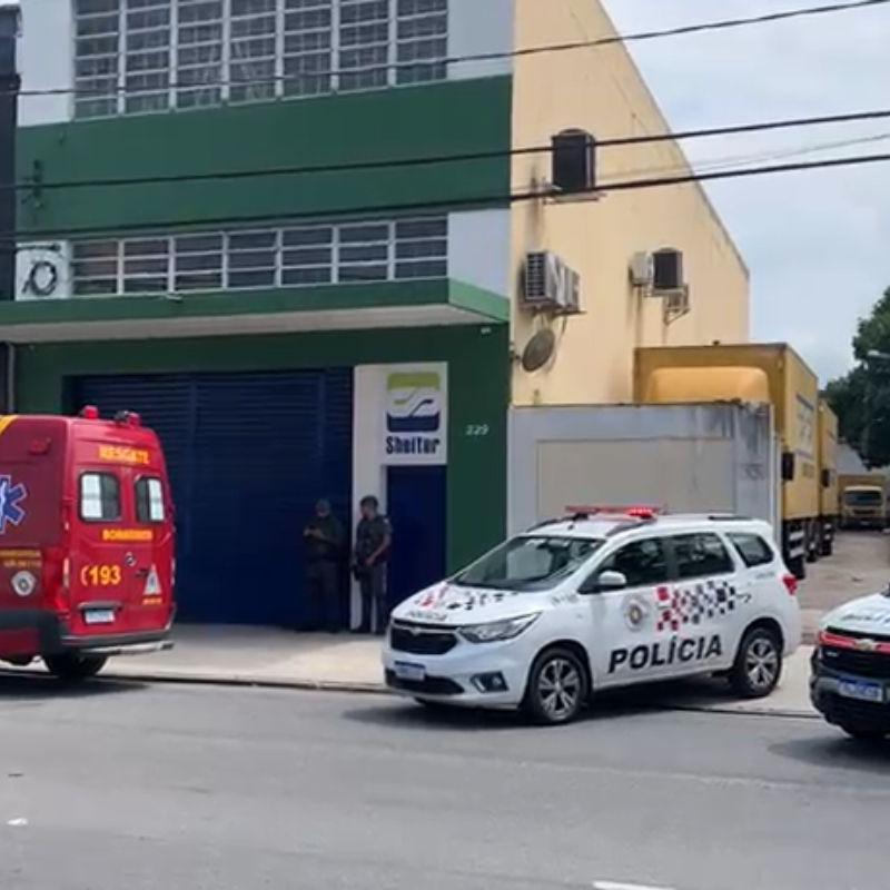 Homem foi socorrido pelo resgate dos bombeiros com fratura no membro superior direito e levada para Santa Casa de Santos, onde foi atendido