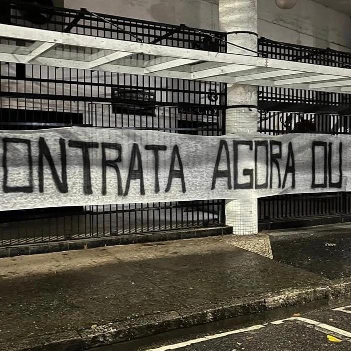 Faixa colocada na lateral da Vila Belmiro cobra reforços da gestão de Marcelo Teixeira