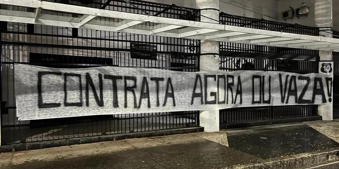 Faixa colocada na lateral da Vila Belmiro cobra reforços da gestão de Marcelo Teixeira