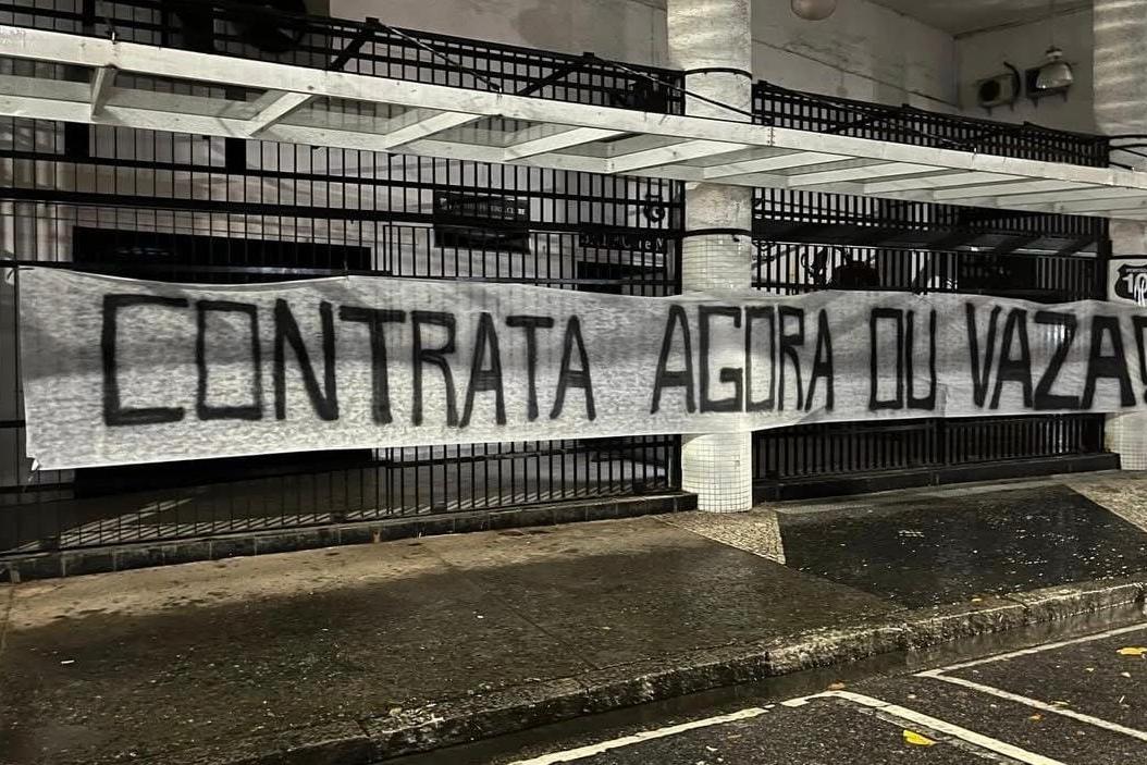 Faixa colocada na lateral da Vila Belmiro cobra reforços da gestão de Marcelo Teixeira