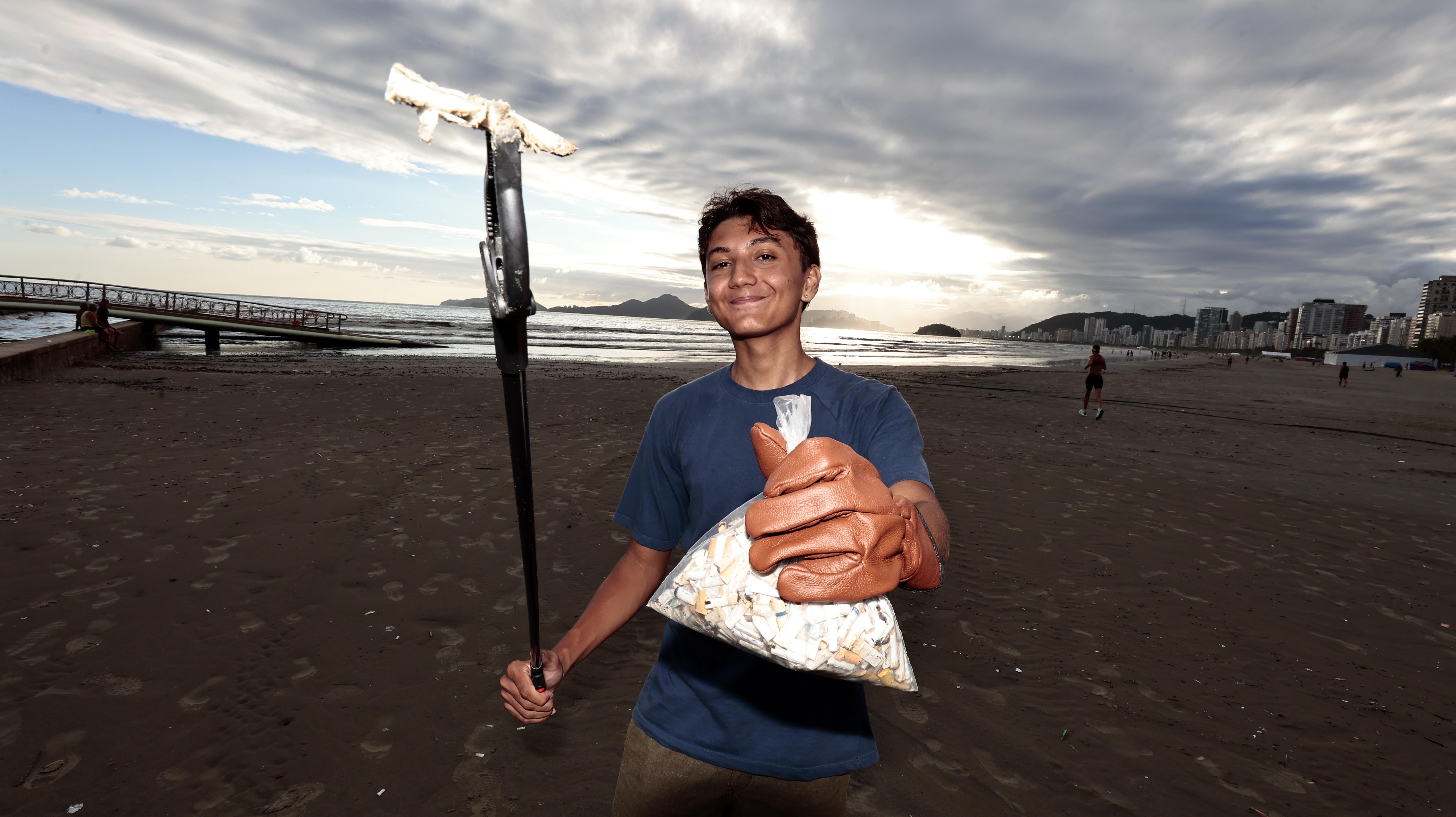 Jovem de Santos decidiu agir limpando praias e seu conteúdo viralizou
