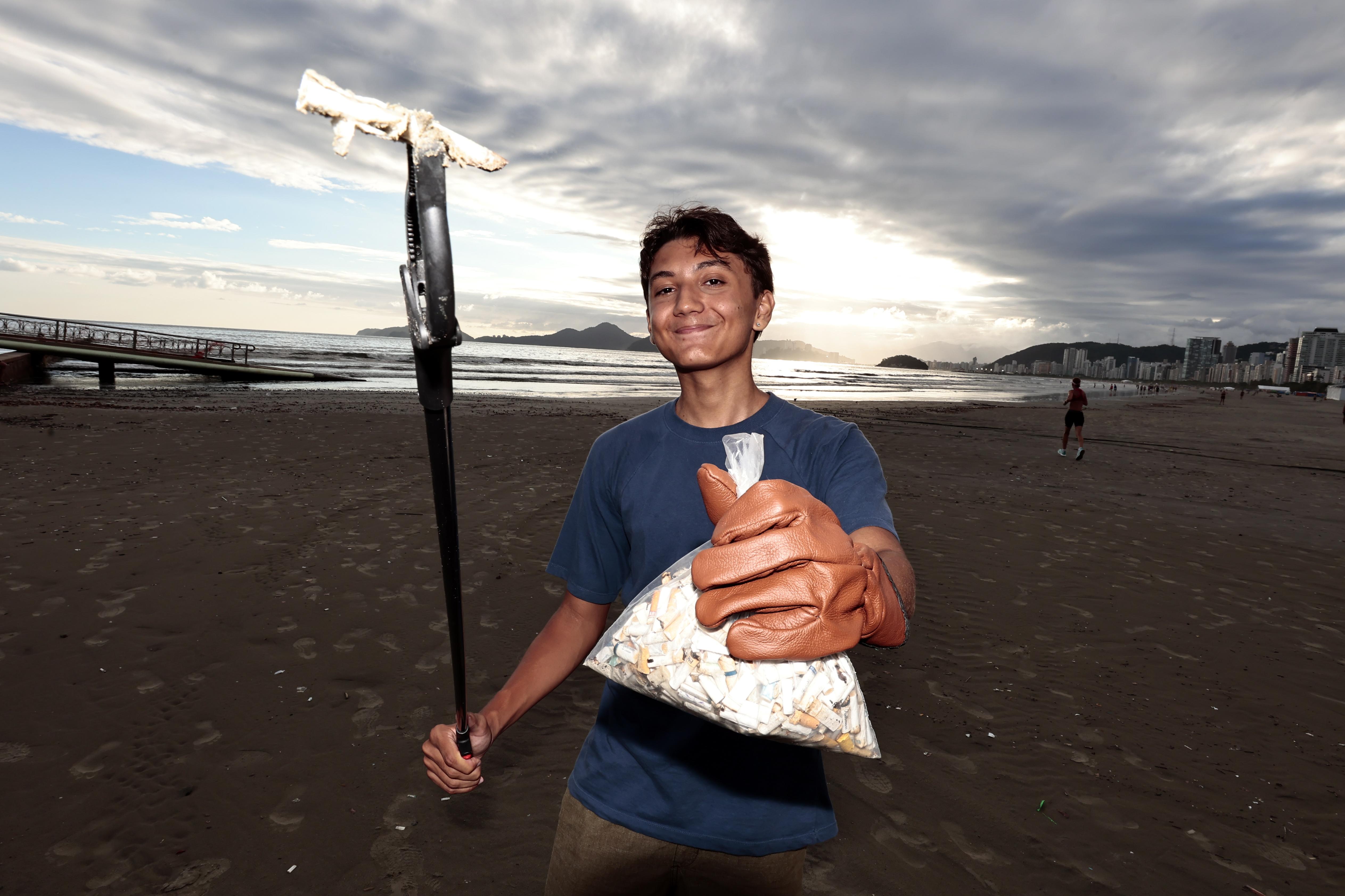 Jovem de Santos decidiu agir limpando praias e seu conteúdo viralizou