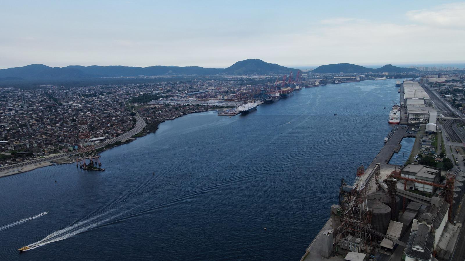 Túnel terá 870 metros sob o canal de navegação do Porto de Santos; investimento será de R$ 6,8 bilhões, com aportes do Estado e da União