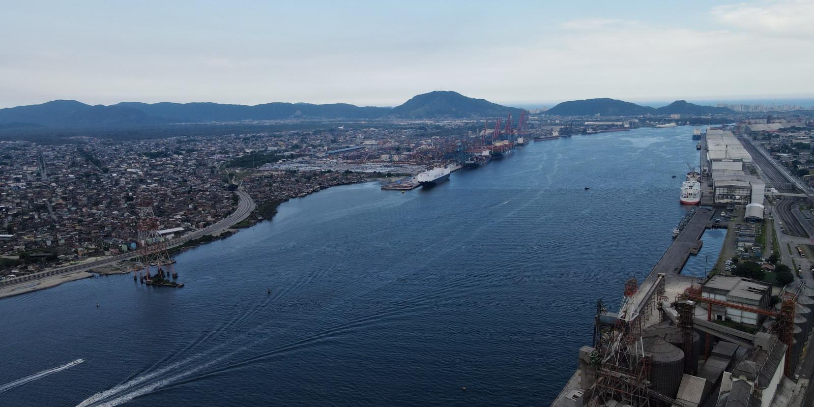 The tunnel will extend 870 meters beneath the navigation channel of Porto de Santos; investment will total R$ 6.8 billion, with contributions from the State and the Federal Government