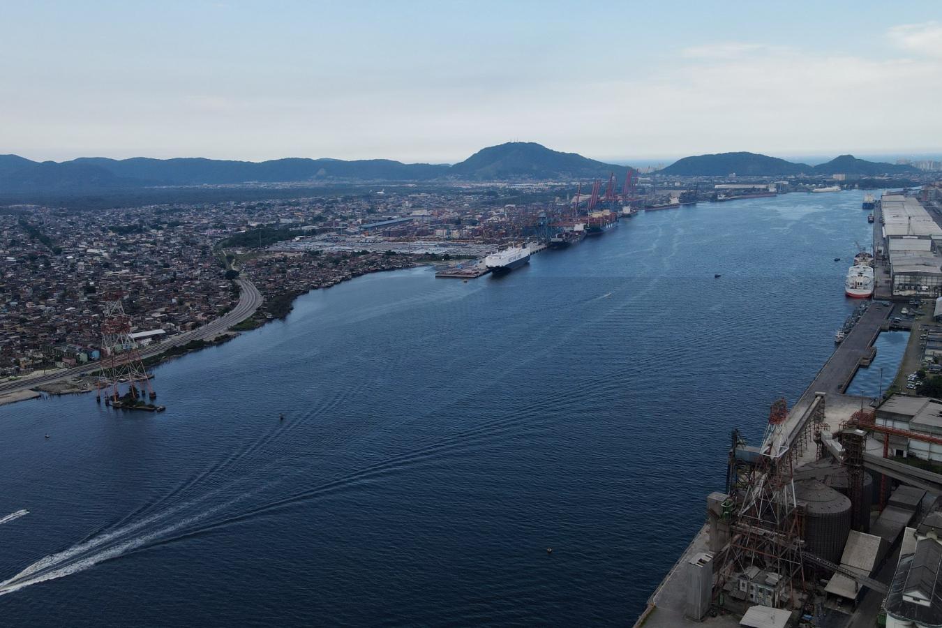 The tunnel will extend 870 meters beneath the navigation channel of Porto de Santos; investment will total R$ 6.8 billion, with contributions from the State and the Federal Government