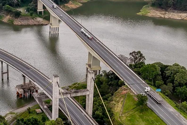 A colisão aconteceu na Rodovia Régis Bittencourt