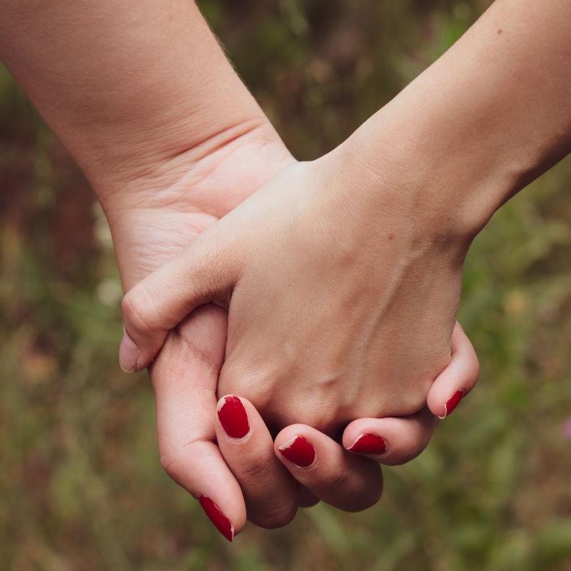 Casal de mulheres sofreu ofensas homofóbicas enquanto passavam pelo shopping do Gonzaga de mãos dadas