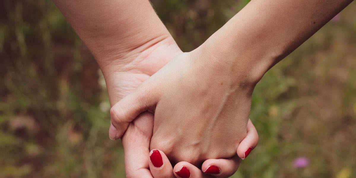 Casal de mulheres sofreu ofensas homofóbicas enquanto passavam pelo shopping do Gonzaga de mãos dadas