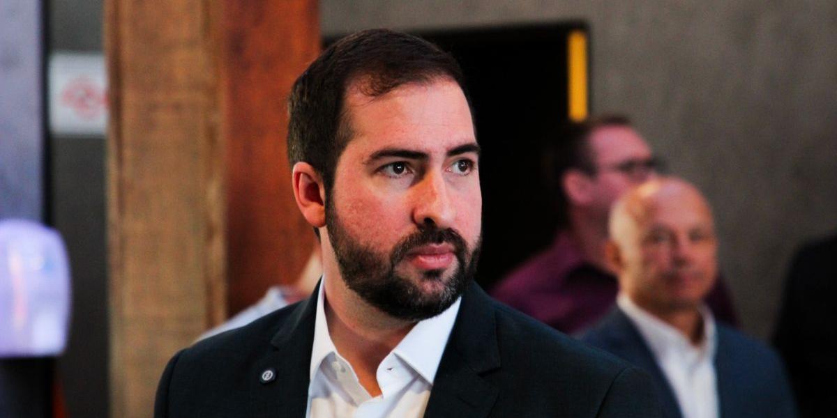 Kayo Amado desiste de candidatura e permanece na Prefeitura de São Vicente: 'Não consigo renunciar'