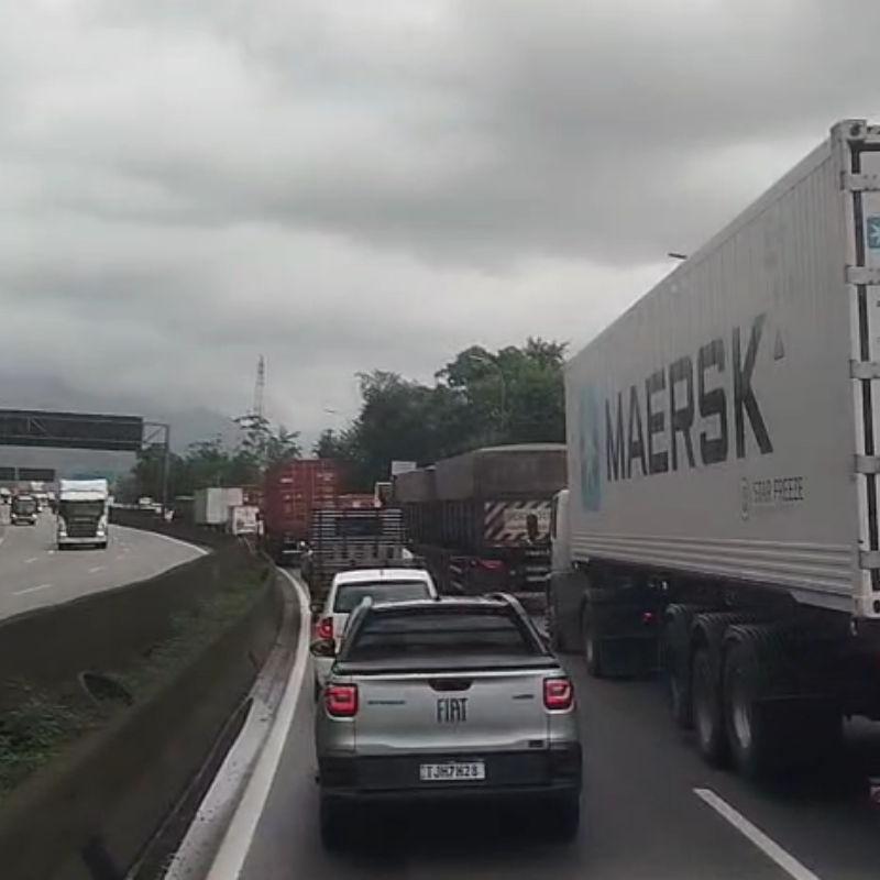 Motoristas encontram tráfego bastante represado na manhã desta sexta-feira (27)