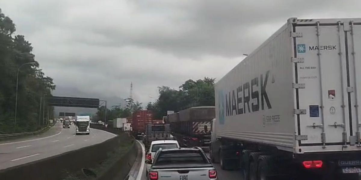 Motoristas encontram tráfego bastante represado na manhã desta sexta-feira (27)