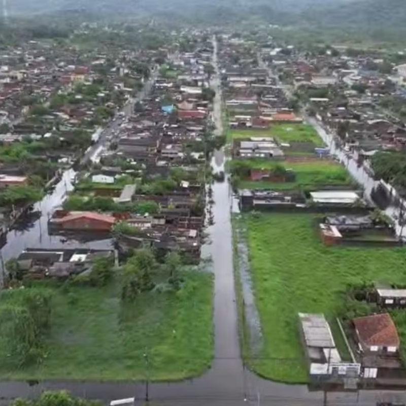 Ainda nesta sexta (27), Peruíbe estava debaixo d’água; Prefeitura decretou situação de emergência e mantém alerta