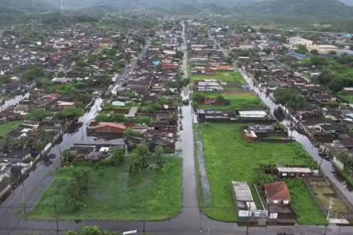 Ainda nesta sexta (27), Peruíbe estava debaixo d’água; Prefeitura decretou situação de emergência e mantém alerta