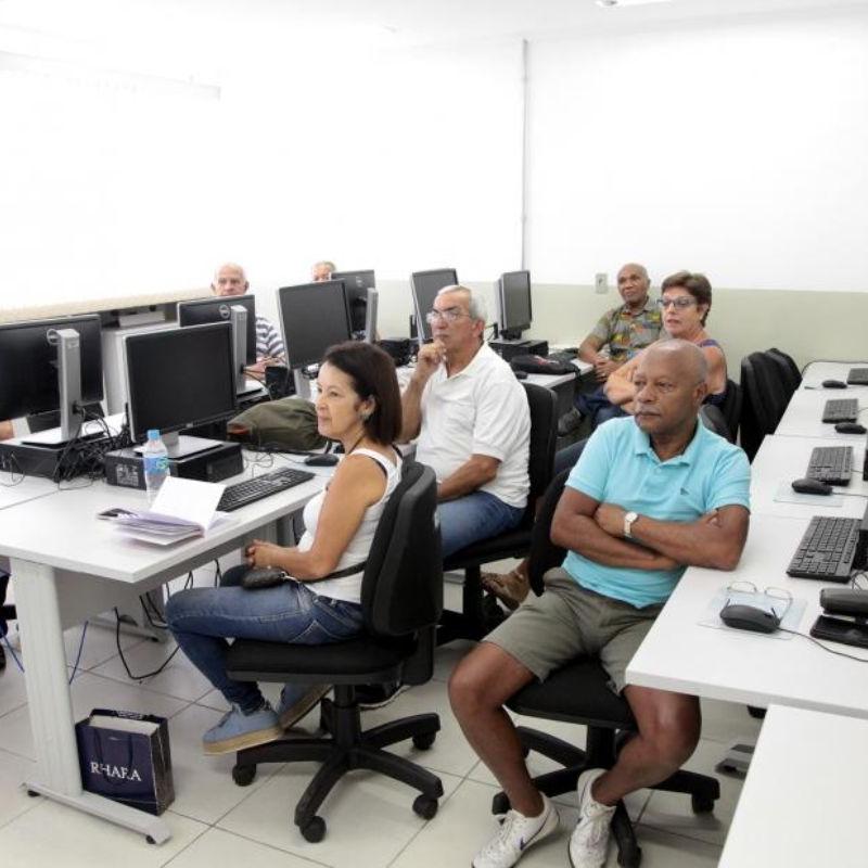 Aulas são gratuitas e destinadas a maiores de 60 anos que desejam mais autonomia no uso de ferramentas tecnológica