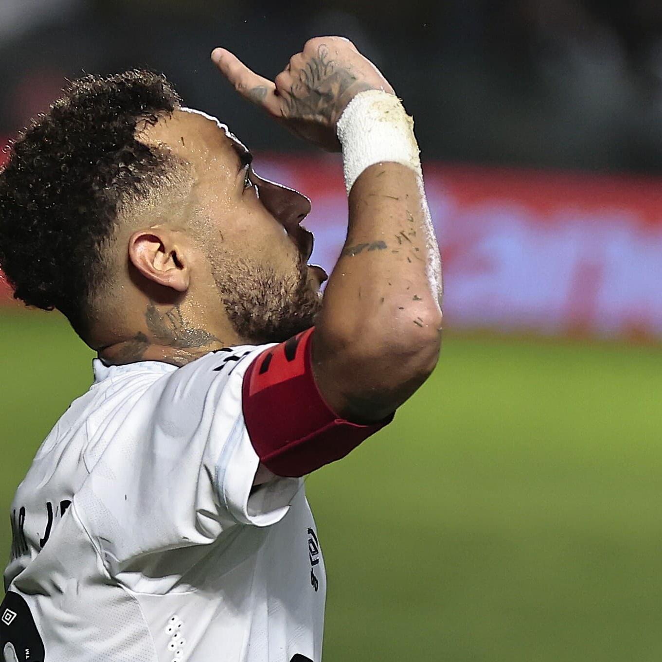 Neymar comemora um dos gols marcados na importante vitória sobre o Vasco, na Vila