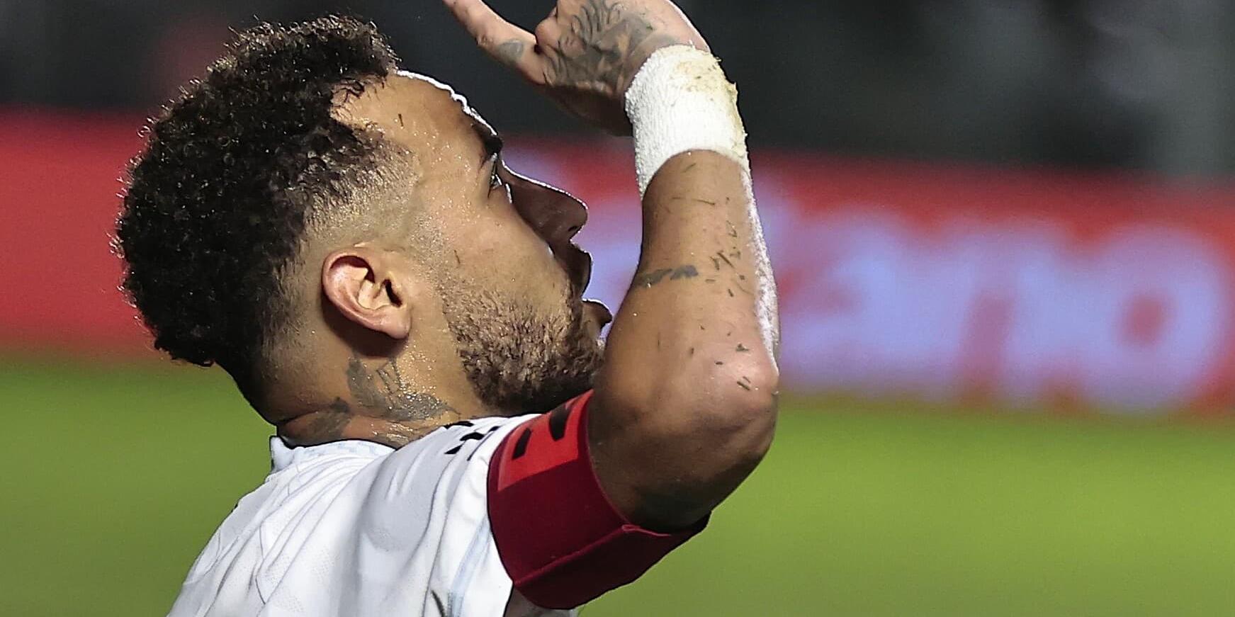 Neymar comemora um dos gols marcados na importante vitória sobre o Vasco, na Vila