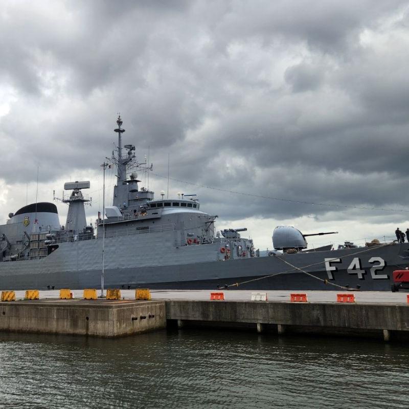 Fragata Constituição F-42 é o terceiro navio a ter esse nome na Marinha e a terceira unidade da classe Niterói, usada para escolta