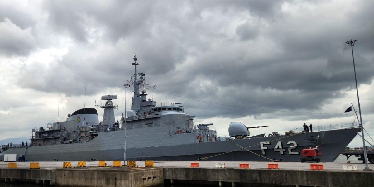 Fragata Constituição F-42 é o terceiro navio a ter esse nome na Marinha e a terceira unidade da classe Niterói, usada para escolta