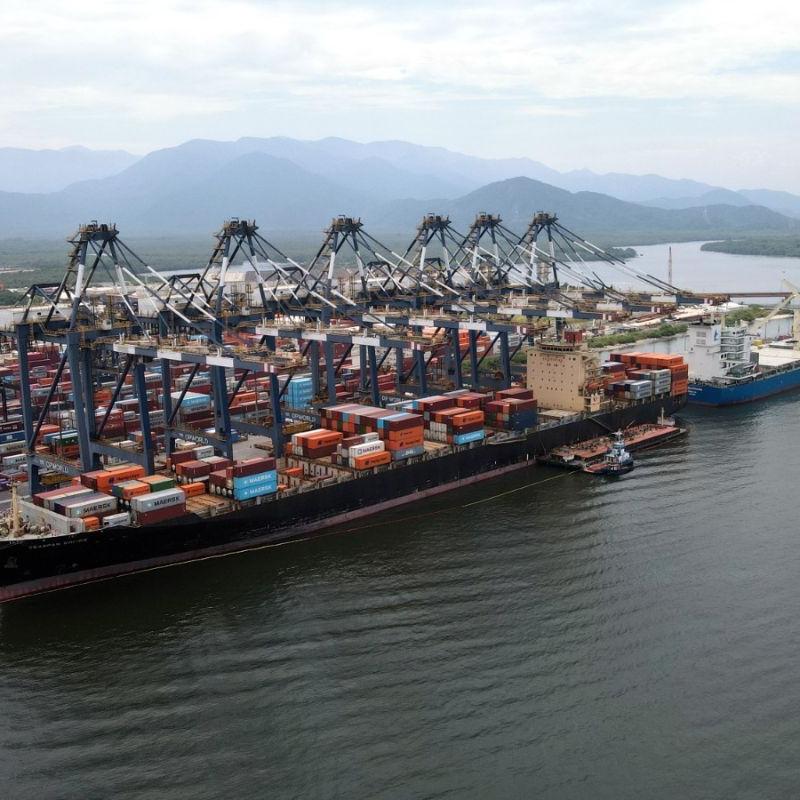 Navio Seaspan Empire bateu em duas balsas no último dia 16 de fevereiro quando retornava após não conseguir espaço em um terminal