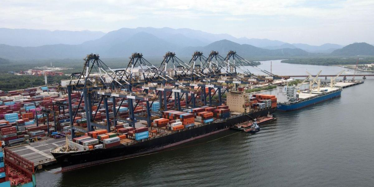 Navio Seaspan Empire bateu em duas balsas no último dia 16 de fevereiro quando retornava após não conseguir espaço em um terminal