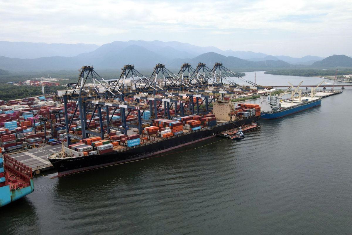 Navio Seaspan Empire bateu em duas balsas no último dia 16 de fevereiro quando retornava após não conseguir espaço em um terminal