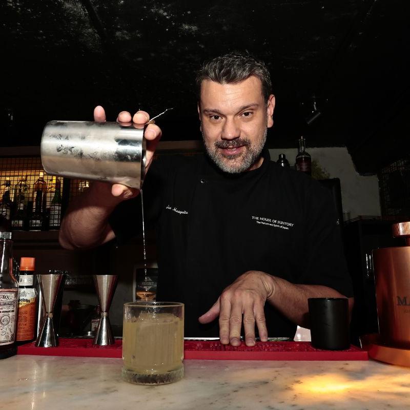 Mesquita esteve em Santos para uma masterclass a mixologistas e comandou o bar do Hideout Speakeasy