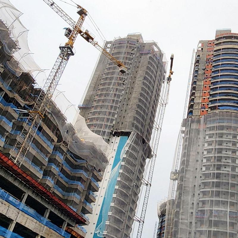 Obra em Santos: oferta de financiamento bancário e crescimento moderado da economia estimulam novos empreendimentos, sustentando geração de centenas de postos de trabalho pelas construtoras na Baixada Santista