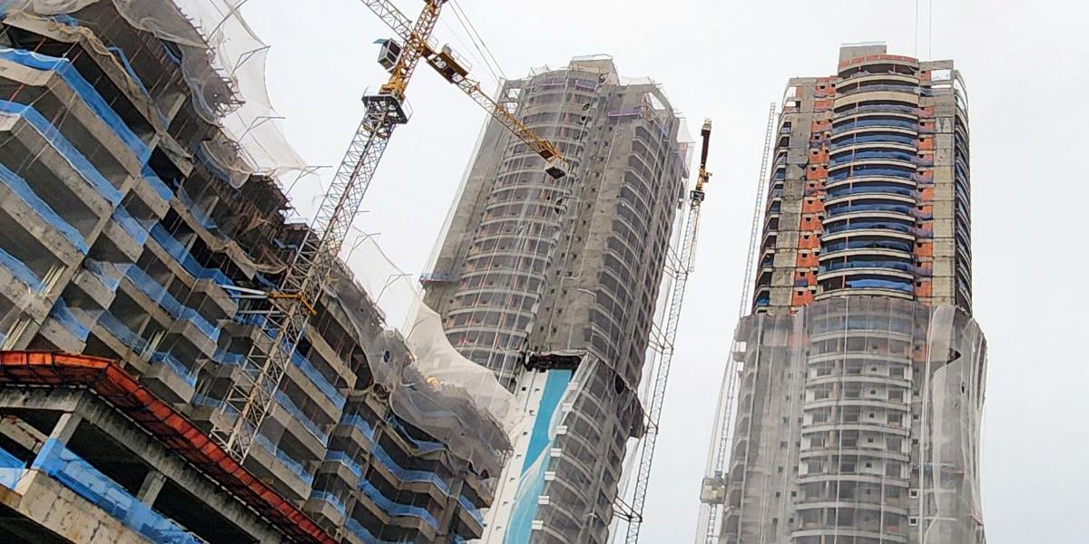Obra em Santos: oferta de financiamento bancário e crescimento moderado da economia estimulam novos empreendimentos, sustentando geração de centenas de postos de trabalho pelas construtoras na Baixada Santista