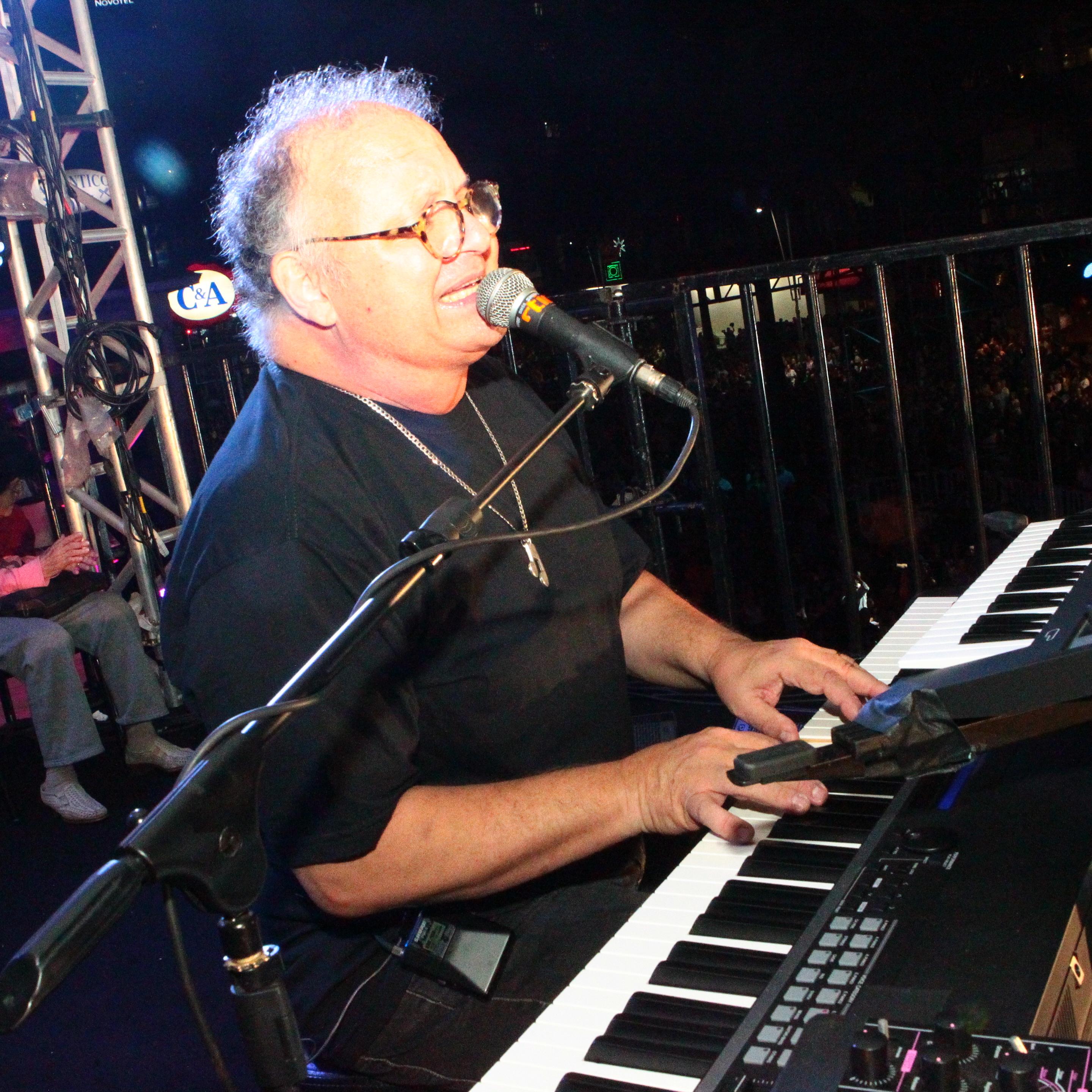 Guilherme também está prestes a iniciar a turnê 50 Anos-Luz, em que celebra o meio século de carreira