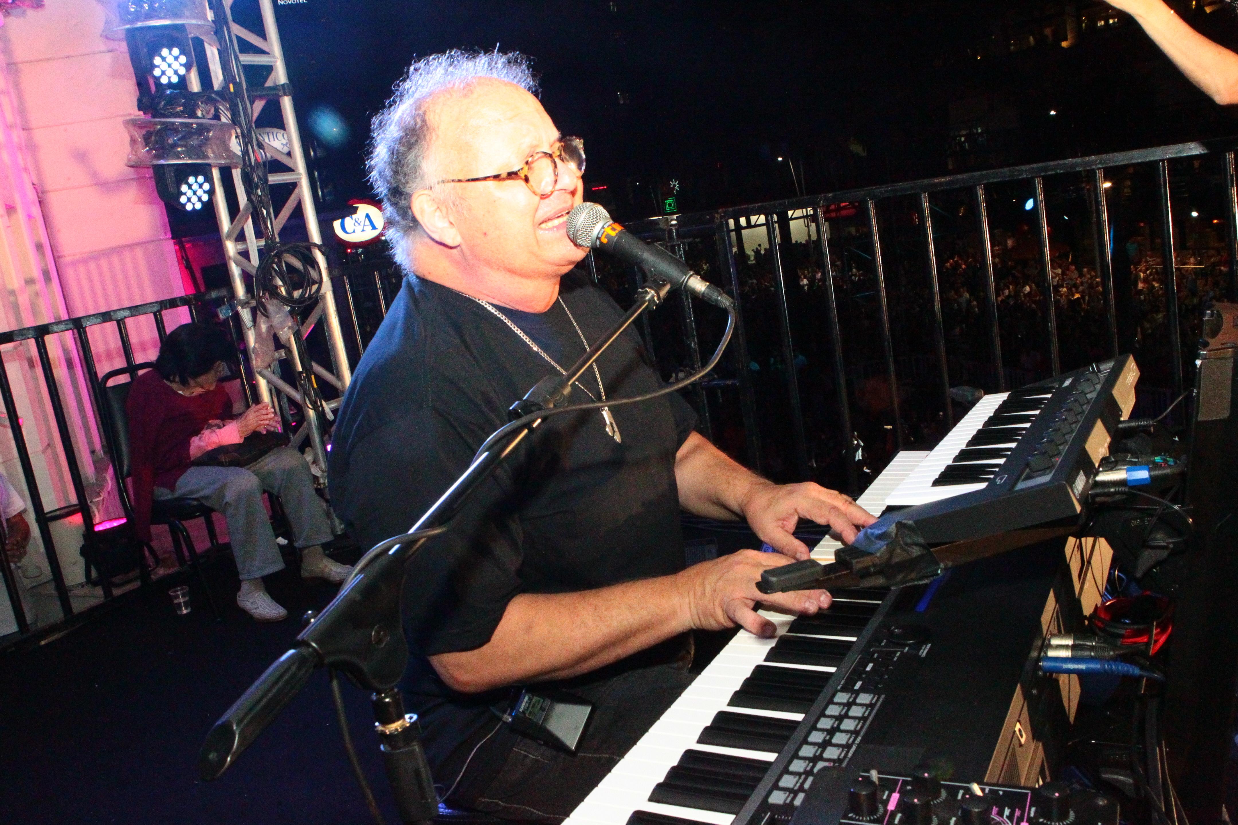 Guilherme também está prestes a iniciar a turnê 50 Anos-Luz, em que celebra o meio século de carreira