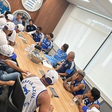 Reunião foi solicitada pela organizada e, segundo apuração, transcorreu de forma pacífica, embora marcada por cobranças diretas