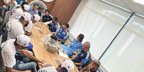 Reunião foi solicitada pela organizada e, segundo apuração, transcorreu de forma pacífica, embora marcada por cobranças diretas